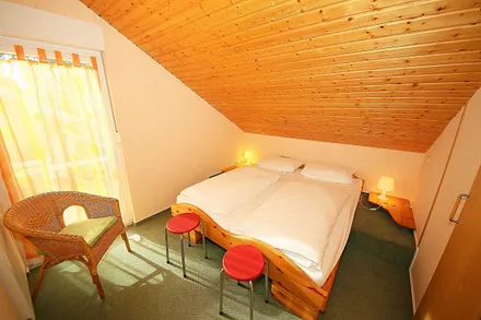 1. Schlafzimmer mit Doppelbett und Kleiderschrank