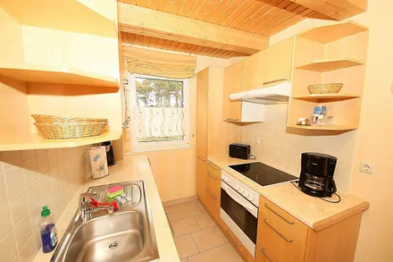 Küchenzeile mit Backofen