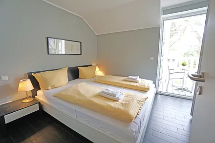 erstes Schlafzimmer mit Doppelzimmer