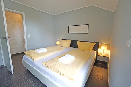 erstes Schlafzimmer mit Doppelbett