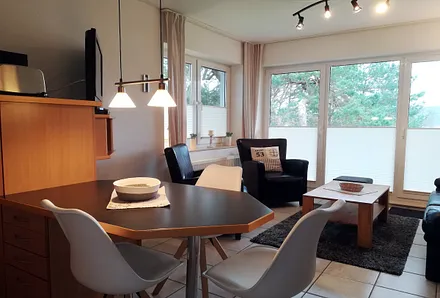 Wohnzimmer mit Essplatz, Küchenzeile, Flat-TV