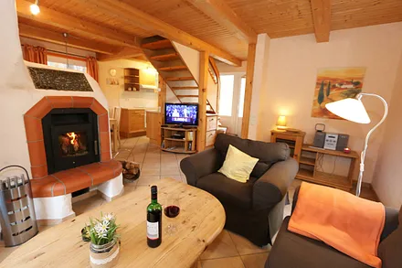 Wohnbereich mit Kamin und TV