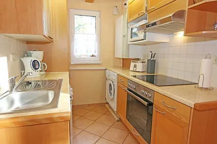 moderne Küche mit Backofen