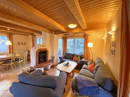 Wohnzimmer mit Kamin