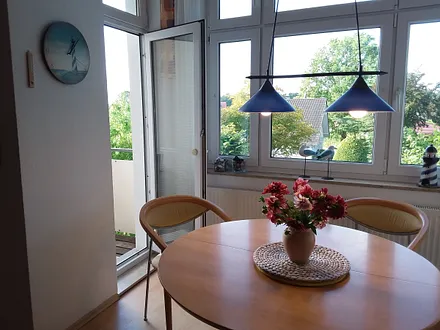 Eßecke im Wohnzimmer mit Ausgang zum Balkon