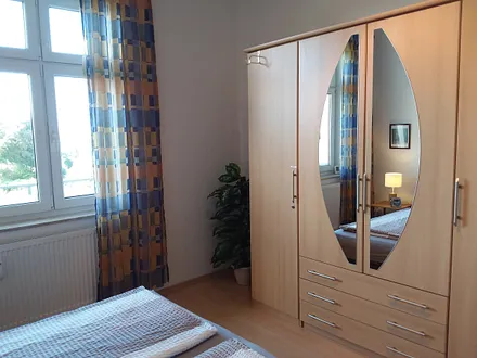 Großer Kleiderschrank im Schlafzimmer