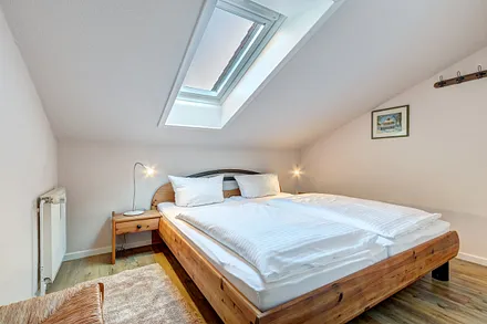 Schlafzimmer mit Doppelbett & elektronischer Verdunklungsjalousie