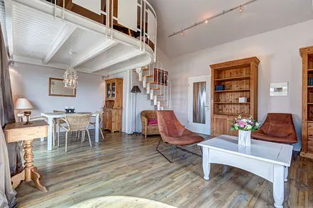 Wohnzimmer mit Essplatz & Sitzgruppe