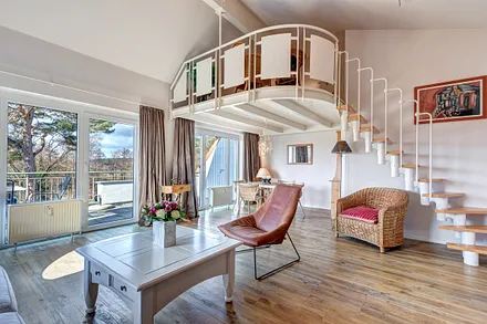 offene Galerie mit Doppelbett & Dachschräge