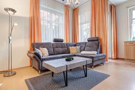 Wohnzimmer mit Zugang auf die Terrasse