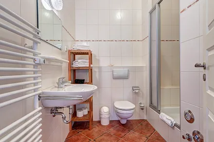 Bad mit Dusche/WC und Föhn