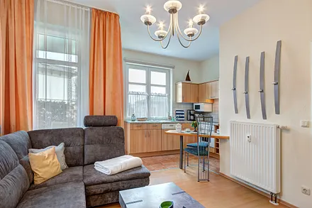 Wohnzimmer mit Essplatz & Küchenbereich