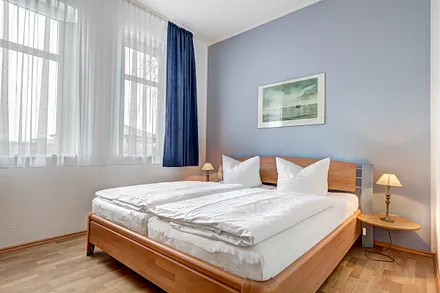 Schlafzimmer mit Doppelbett