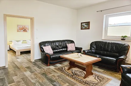 Wohnzimmer mit Blick ins Schlafzimmer II