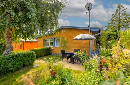 Außenansicht mit Terrasse und Sitzmöglichkeit