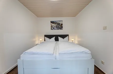 Schlafzimmer mit Doppelbett