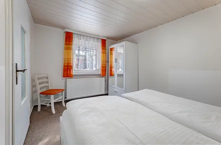 Schlafzimmer mit Doppelbett und Kleiderschrank