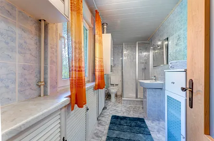 Badezimmer mit Dusche/WC