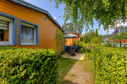 Außenansicht mit Terrasse und Sitzmöglichkeit