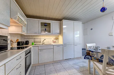 Küche mit E-Herd, Backofen, Geschirrspüler und Essbereich 