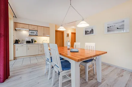 Küchenzeile mit Esstisch