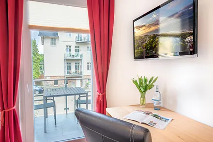 2. Schlafzimmer mit Schreibtisch