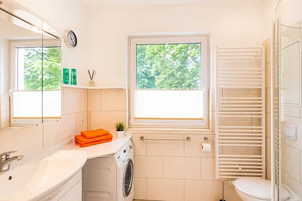 Bad mit Dusche und Waschmaschine