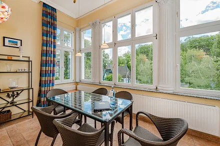 Loggia mit Esstisch und Platz für 6 Gäste