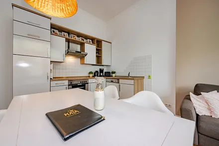 Küchenzeile mit Esstisch