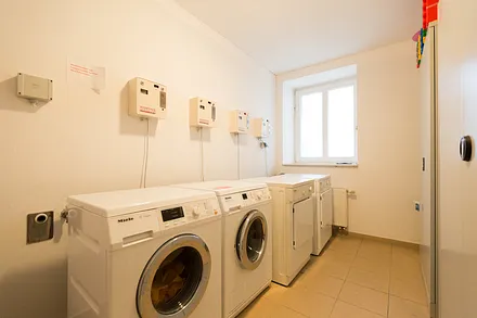 Waschmaschine und Trockner im Haus