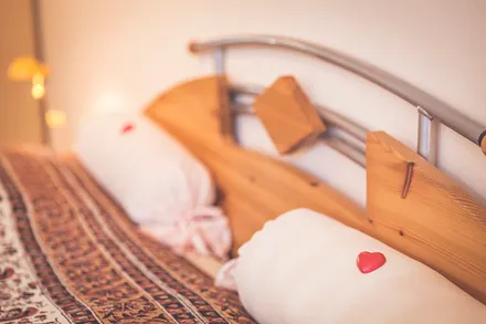 Doppelbett im Schlafzimmer