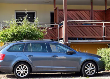 Hier steht ihr PKW, direkt an der Wohnung, abgeschlossenes Grundstück