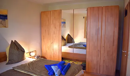 Schlafzimmer mit extrabreitem Spiegelschrank