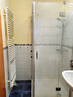 Bad mit Dusche und Handtuchalter