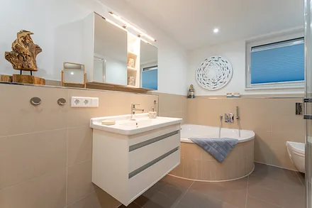 Bad mit Eckbadewanne und Dusche