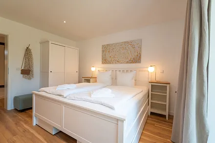 Schlafzimmer mit Doppelbett