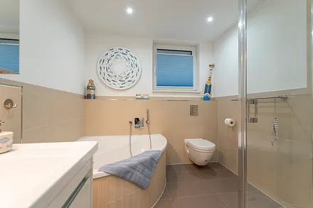 Bad mit Eckbadewanne und Dusche