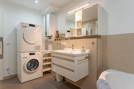 Bad mit Waschmaschine und Trockner