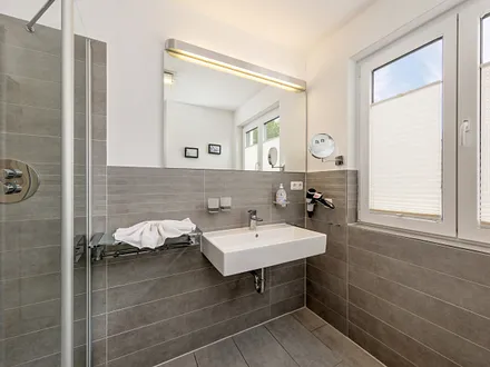 Das moderne Bad mit Fenster, Fön, WC ...