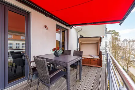 Der möblierte Balkon hat eine elektrische Markise mit Windsensor.