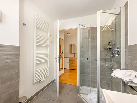 ... und bodengleicher Echtglasdusche.