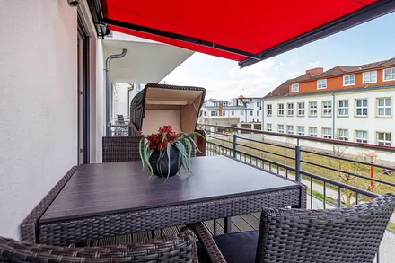 Der möblierte Balkon hat eine elektrische Markise mit Windsensor.