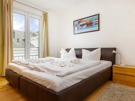 Das Schlafzimmer mit Doppelbett, Fenster mit Außenrolladen ...