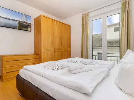 ... TV und Kleiderschrank. WLAn steht kostenfrei bereit.