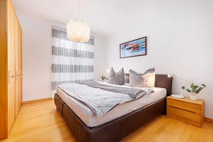 Das Schlafzimmer mit komfortablem Doppelbett ...