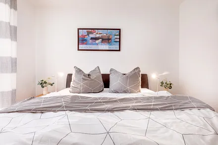 Das Schlafzimmer mit komfortablem Doppelbett ...