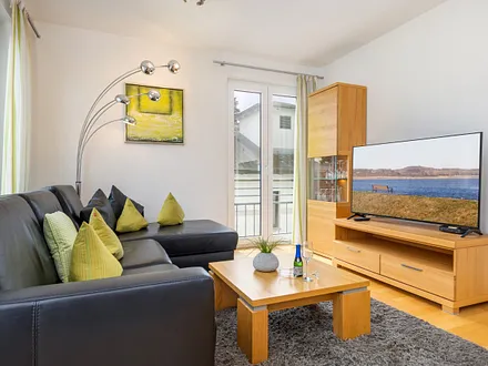 Die bequeme Ledercouch ist ausziehbar zur Schlafcouch.