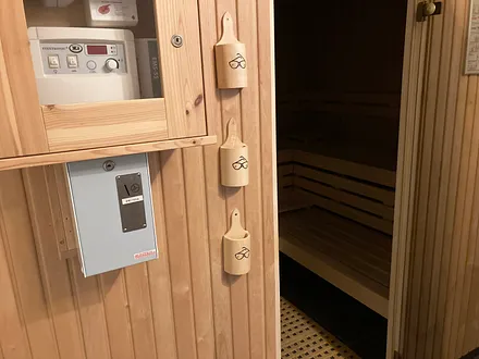 Im Erdgeschoß steht den Hausgästen eine Sauna mit Duschen und Relaxbereich gegen Entgelt (Münzen) zur Verfügung.
