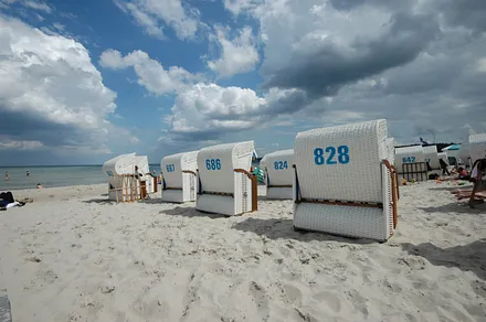 Ein Strandkorb am Strand steht von Mai - September kostenfrei für Sie bereit (Beispielfoto).