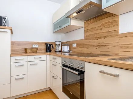 Die hochwertige und voll ausgestattete Küchenzeile mit Geschirrspüler.